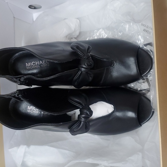 Iam sellin a pair of leather Micheal Kors booties with the little bow , a must - Picture 3 of 7
